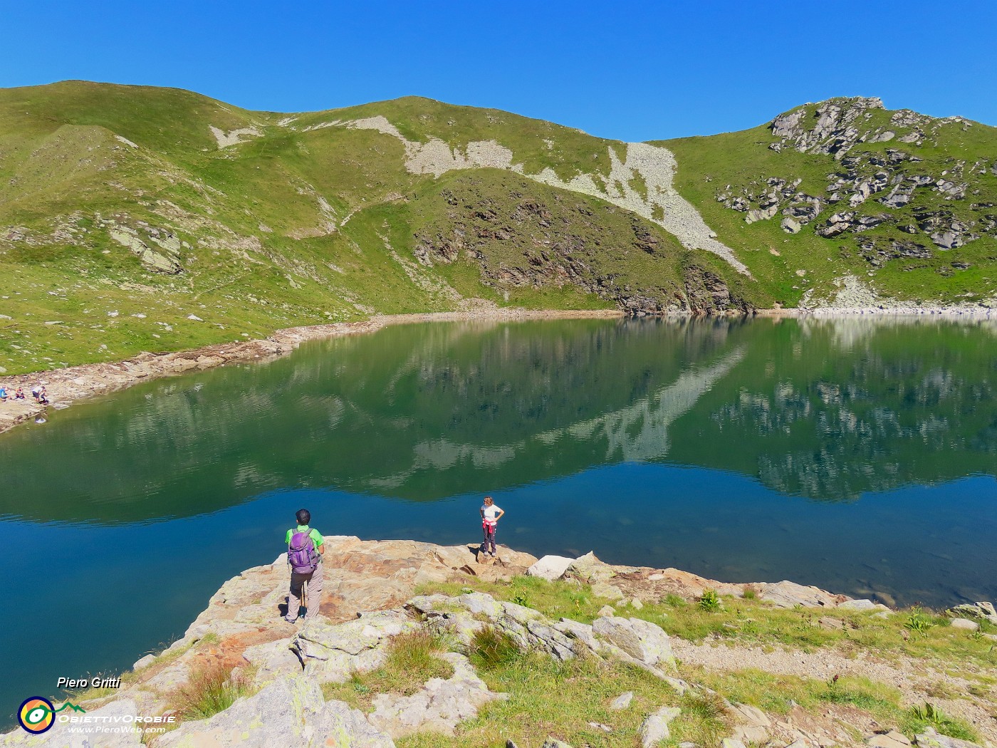 18 Lago Moro (2235 m) in alto Passo e Cima di Valcervia (2370 m).JPG